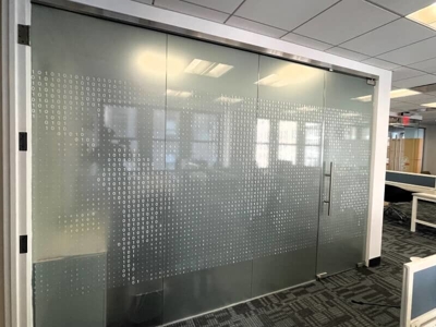 Wall vinyl & window signs Photo
